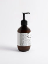 Back label of VMEN’S 5% Hydroxyethyl Urea + 2% Panthenol Body Cream on a brown pump bottle.